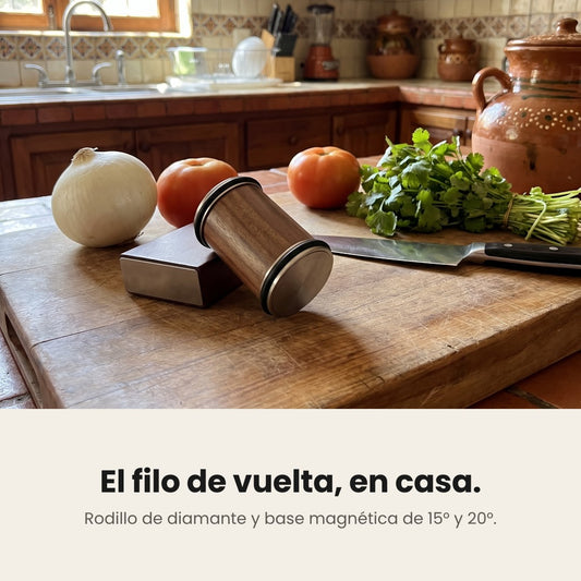 Afilador rodante de madera con base magnética sobre tabla de cocina
