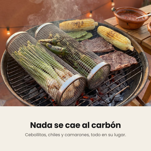 Canasta rodante para asador con cebollitas, chiles y elote sobre el carbón