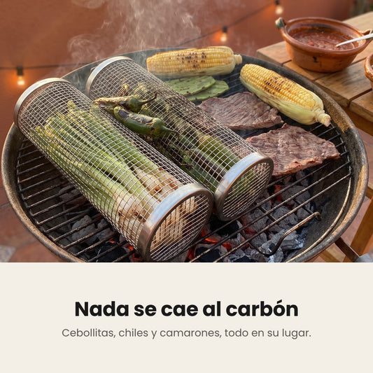 Canasta rodante para asador con cebollitas, chiles y elote sobre el carbón