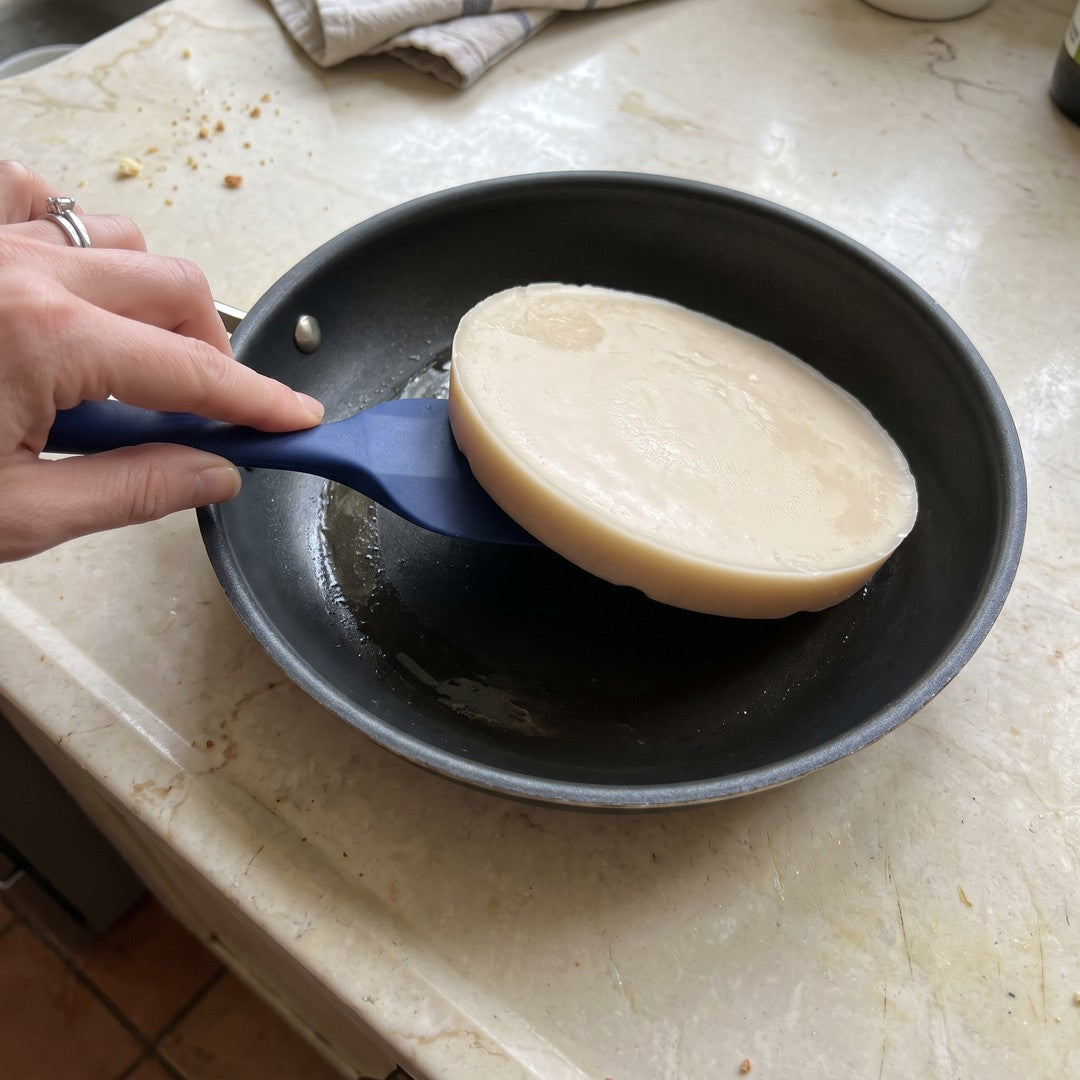 El aceite sale de la sartén en un solo bloque